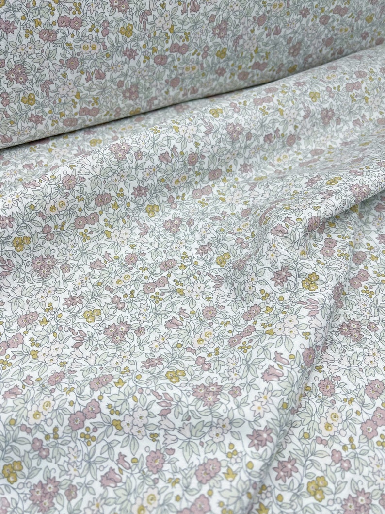 Liberty of London, 100% coton gris pastel et rose, Lasenby Cotton à fleurs Flower Show Pebble 1. Forget Me Not