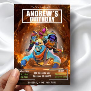 以下が含まれることがあります： 洞窟を舞台にした漫画のキャラクターが登場する誕生日パーティーの招待状。「Andrew's Birthday」と書かれており、イベントの詳細が含まれています。背景は燃えるようなオレンジと茶色です。