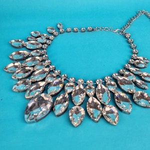 Handgefertigte Premium Geschliffene Kristallhalskette. Perfekt für Events, Performer, Hochzeiten, ziehen, Burlesque, Karneval. Modeschmuck Made in UK