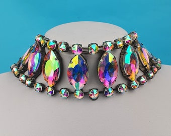 Handgjort halsband med premiumslipade kristaller. Perfekt för bröllop, drag, burlesque, karneval, artister. Smycken tillverkade i Storbritannien.