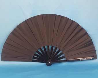 Zwarte gigantische bamboe klikventilator. Inclusief een tasje met trekkoord. Festivalfan, evenementenfan, Pride-fan, performance-fan, drag-fan