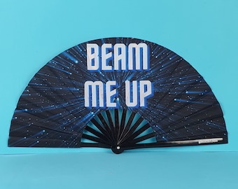 Abanico gigante de bambú Beam Me Up, incluye bolsa con cordón. Ideal para festivales, eventos, orgullo, espectáculos y drag.
