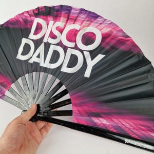 Ventilador gigante de bambú DISCO DADDY, incluye bolsa con cordón. Ventilador para festivales, eventos, desfiles del orgullo gay, actuaciones y espectáculos drag.