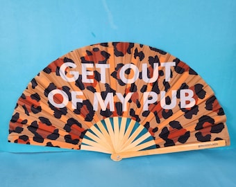 Get Out Of My Pub Bamboo Clack Fan, con sacca a coulisse inclusa. Fan per festival, eventi, Pride, spettacoli, drag queen.