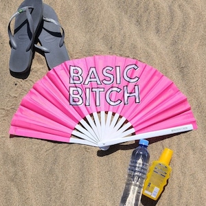 Abanico gigante de bambú BASIC BITCH, que incluye una bolsa con cordón. Fanático de festivales, Fanático de eventos, Fanático del Orgullo, Fanático de actuaciones, Fanático del drag