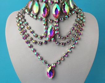 Handgjort halsband med premiumslipade kristaller. Perfekt för bröllop, drag, burlesque, karneval, artister. Smycken tillverkade i Storbritannien.
