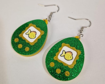 Kolczyki akrylowe inspirowane Tamagotchi w kształcie złotych rybek, z przekłuciem i klipsem