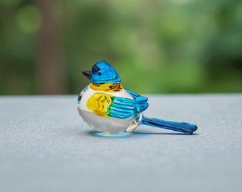 Mundgeblasene blaue und gelbe Glasvogelfigur: Thailändische Kunstglasskulptur