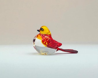 Mundgeblasene rote und gelbe Glasvogelfigur: Thailändische Kunstglasskulptur