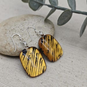 Gelbe mundgeblasene Glasohrringe - handbemalter Schmuck