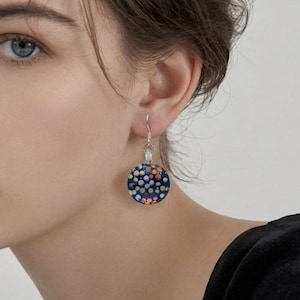 Pendientes de cristal azul - Pendientes circulares de colores vibrantes - Joyería minimalista con efecto espejo