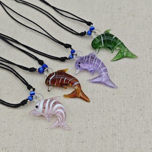 Collar de delfín de vidrio soplado: colgante de cordón ajustable hecho a mano