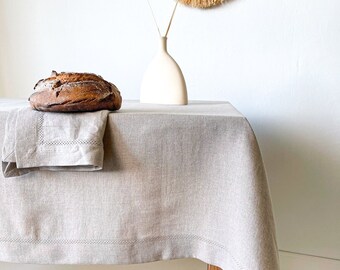Mantel de lino lavado con vainica: lino natural, mantelería minimalista hecha a mano.