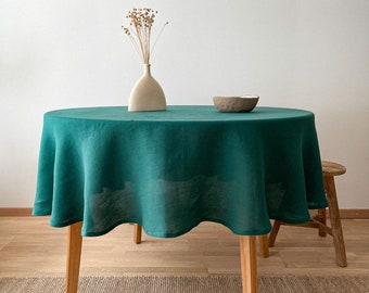 Nappe en lin texturée en vert foncé, linge de table lavé à l'ourlet, décor de table durable