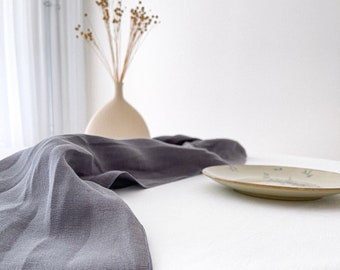 Écharpe de table en lin avec point décoratif, décoration de table en lin lavé gris foncé, salle à manger à la ferme, idée de présentation minimaliste, lin européen