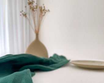 Coureur de table en lin vert foncé avec point décoratif, décor de table en lin lavé, salle à manger de ferme, idée de service minimaliste, lin européen