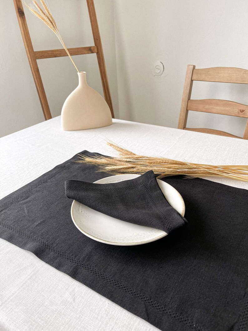 Tovaglioli da tavola in lino nero con orlo a giorno e angoli smussati, set di tovaglioli di stoffa, design minimalista da tavolo in lino immagine 2