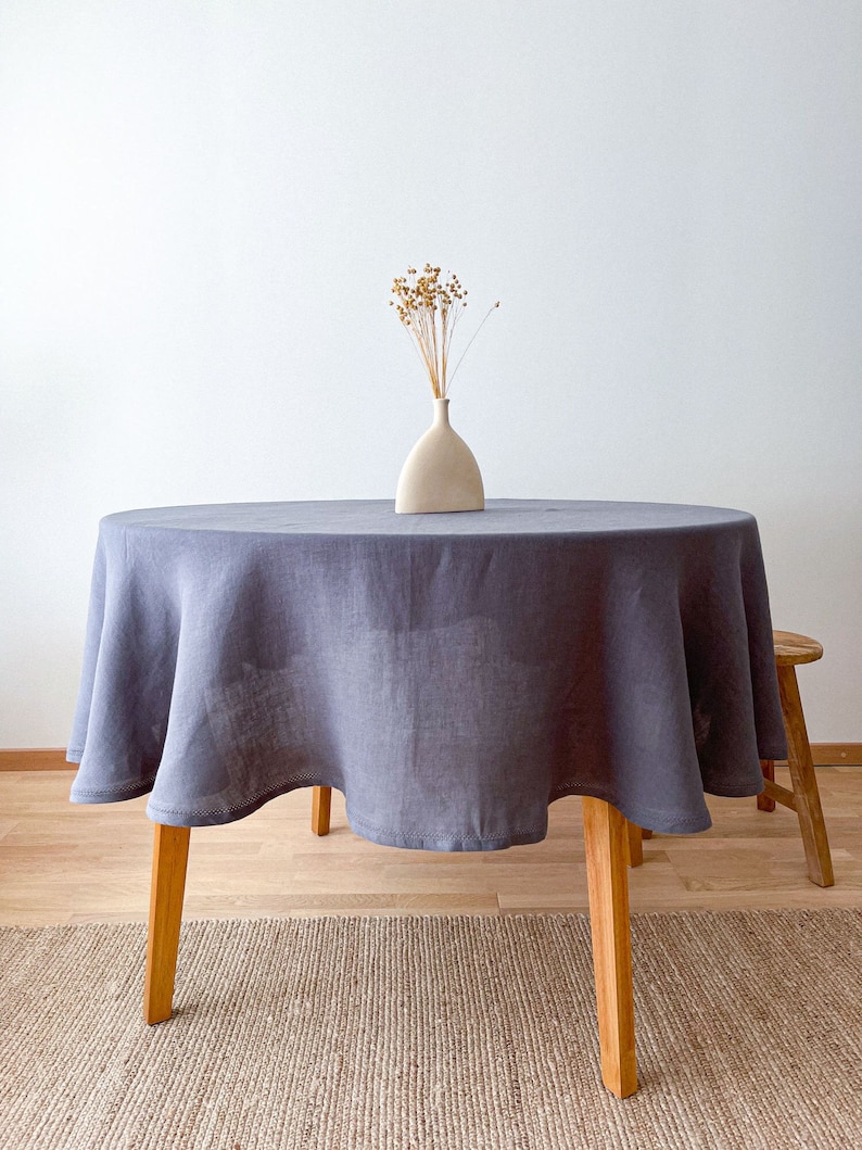 Nappe ronde en lin gris foncé avec ourlet, linge de table lavé, décor de table durable image 1