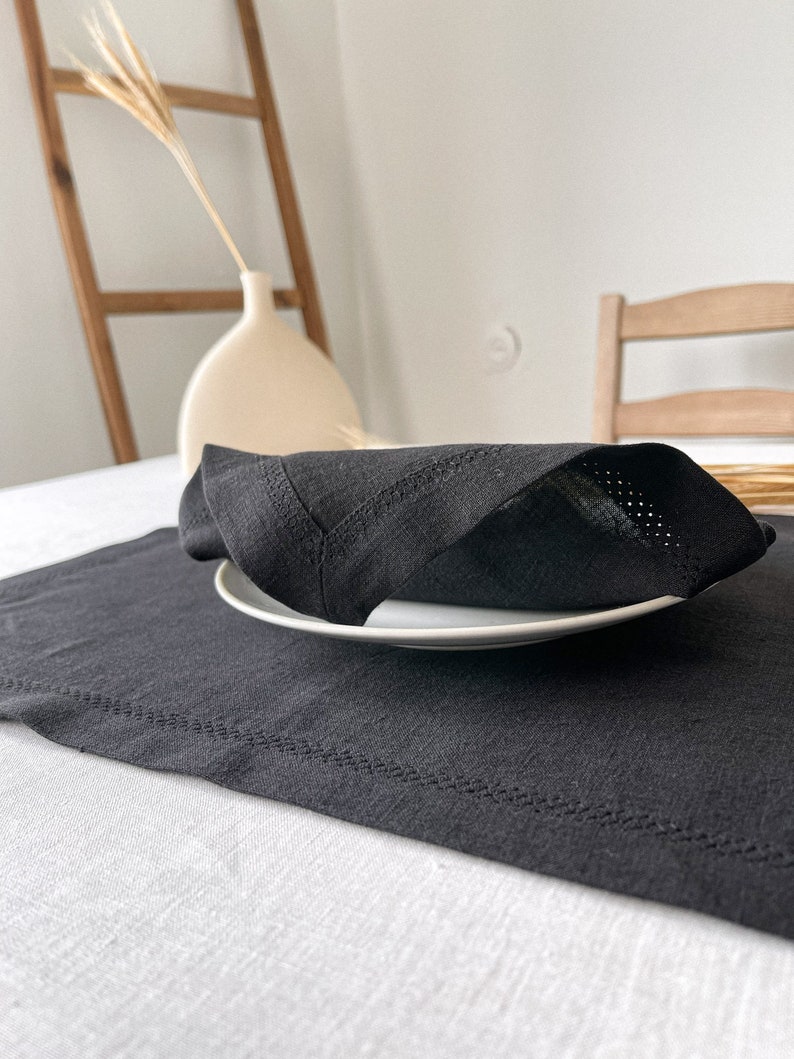 Tovaglioli da tavola in lino nero con orlo a giorno e angoli smussati, set di tovaglioli di stoffa, design minimalista da tavolo in lino immagine 4