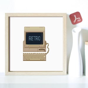 Puede incluir: Una ilustración de píxeles beige y marrón de una computadora retro con la palabra "RETRO" en la pantalla. La computadora está en un marco blanco.