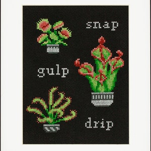 Puede incluir: Un patrón de punto de cruz en blanco y negro con tres plantas carnívoras en macetas. Las plantas están etiquetadas como "snap", "gulp" y "drip".