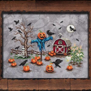 Könnte beinhalten: Kreuzstich-Kunstwerk in einem Holzrahmen. Die Szene zeigt einen Halloween-Kürbisgarten mit einer Vogelscheuche, Kürbissen, Krähen und einer roten Scheune. Der Text "MURDER IN THE PUMPKIN PATCH" steht oben und "BY LOLA CROW CROSS STITCH" unten.