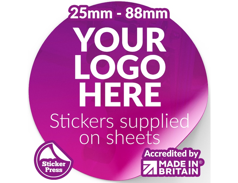 Puede incluir: Una pegatina redonda, rosa y morada con el texto "YOUR LOGO HERE" en blanco. La pegatina tiene un di&aacute;metro de 6,35 cm y dice "Stickers supplied on sheets" en blanco. La pegatina est&aacute; acreditada por "MADE IN BRITAIN".