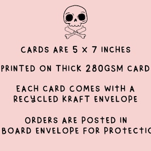 K&ouml;nnte beinhalten: Eine Schwarzwei&szlig;illustration eines Totenkopfes mit gekreuzten Knochen. Der Text darunter lautet: "CARDS ARE 5 X 7 INCHES PRINTED ON THICK 280GSM CARD EACH CARD COMES WITH A RECYCLED KRAFT ENVELOPE ORDERS ARE POSTED IN A BOARD ENVELOPE FOR PROTECTION"