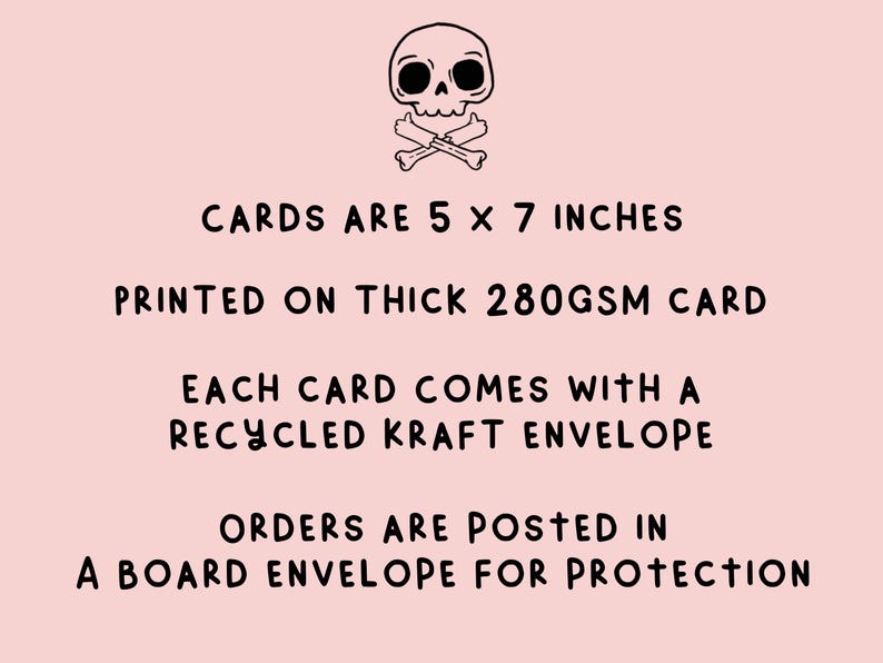 K&ouml;nnte beinhalten: Eine Schwarzwei&szlig;illustration eines Totenkopfes mit gekreuzten Knochen. Der Text darunter lautet: "CARDS ARE 5 X 7 INCHES PRINTED ON THICK 280GSM CARD EACH CARD COMES WITH A RECYCLED KRAFT ENVELOPE ORDERS ARE POSTED IN A BOARD ENVELOPE FOR PROTECTION"