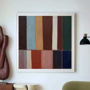 Puede incluir: Interior de salón moderno con pintura abstracta. La habitación incluye un sofá verde, una escultura de madera y una mesa de centro redonda. Una lámpara negra completa el espacio.