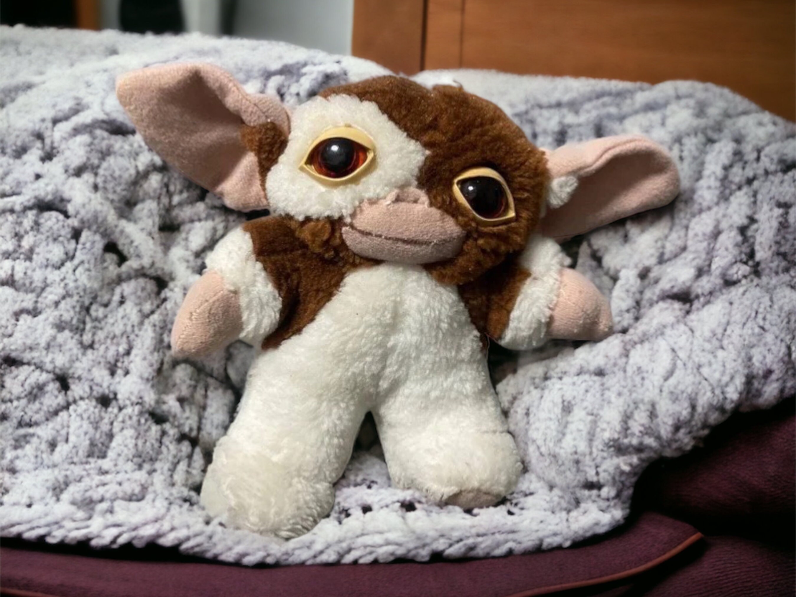 Peluche Gremlins Gizmo NECA - jouets rétro jeux de société figurines et  objets vintage