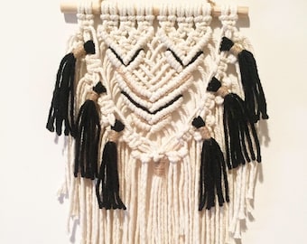 Unico Macrame Wall Hanging - Naturale, Nero e Iuto - Boho Tribal Style