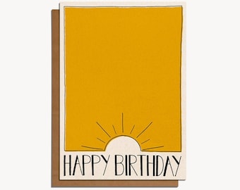 Feliz cumpleaños Tarjeta de saludos de color amarillo mostaza y sol. A6