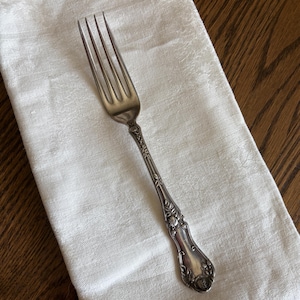 Tenedor de mesa antiguo "Rosemary" de Rockford Silverplate, 1906.