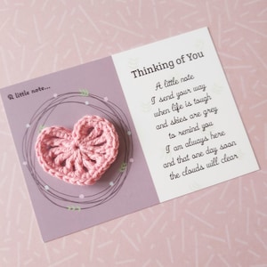 Pensando a te regalo / Cuore tascabile abbraccio / Depressione / Regalo all'uncinetto / Simpatia / Qui per te / Regalo per cassetta postale / Memoriale / Incoraggiamento