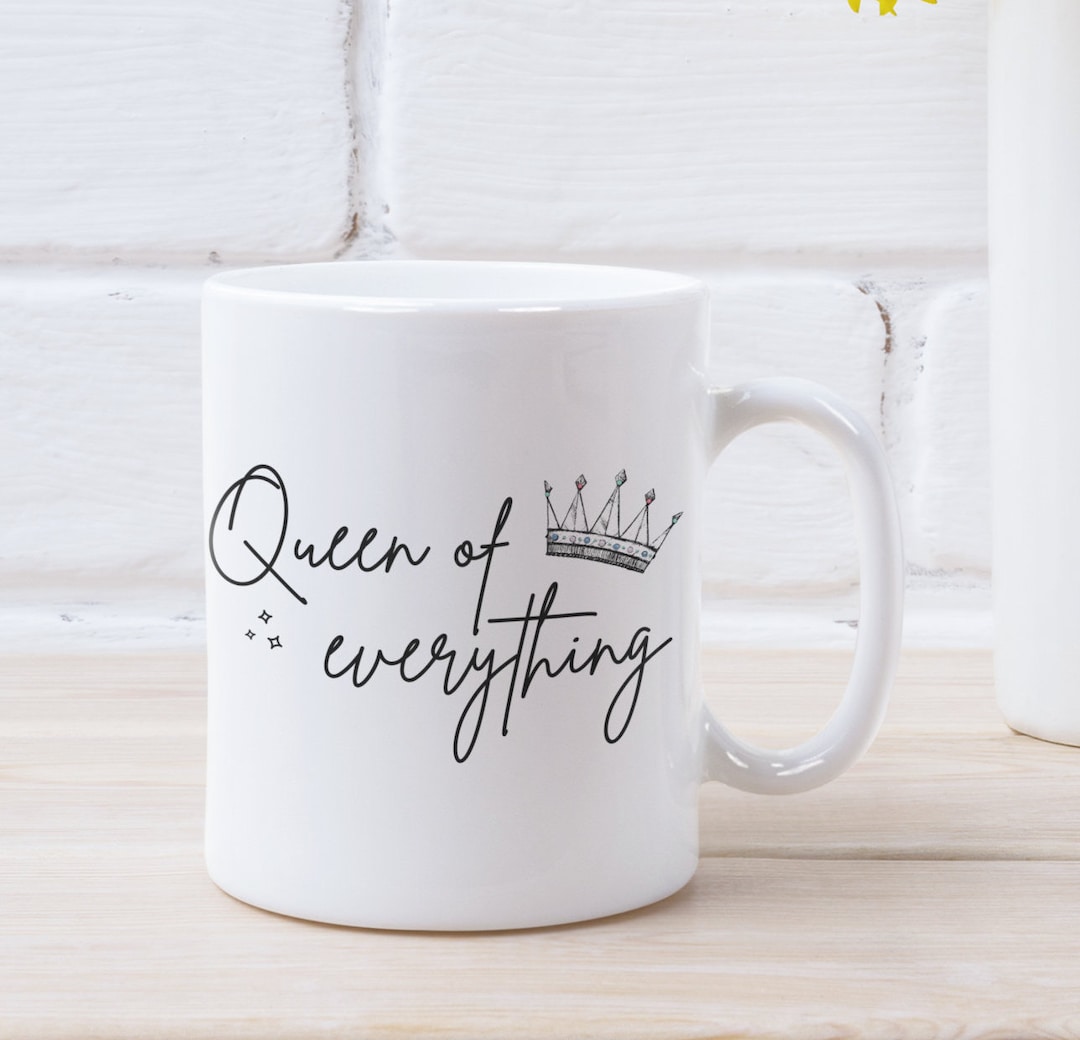 Mug blanc Zoé rébus – La femme, la reine, la légende