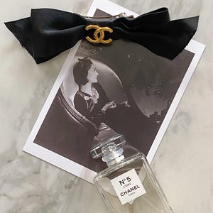 CHANEL No. 5 Black and White Hair Clip Chanel hair clip 2020 – Les Merveilles De Babellou main image 4