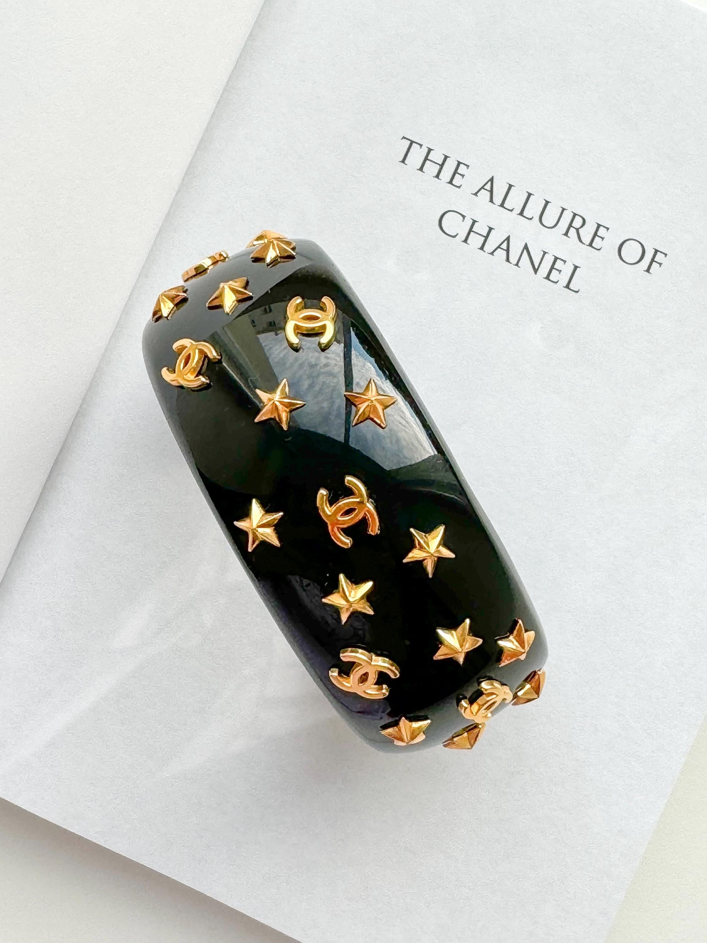 ロゴがキュート♡】CHANEL バングル (CHANEL/ブレスレット