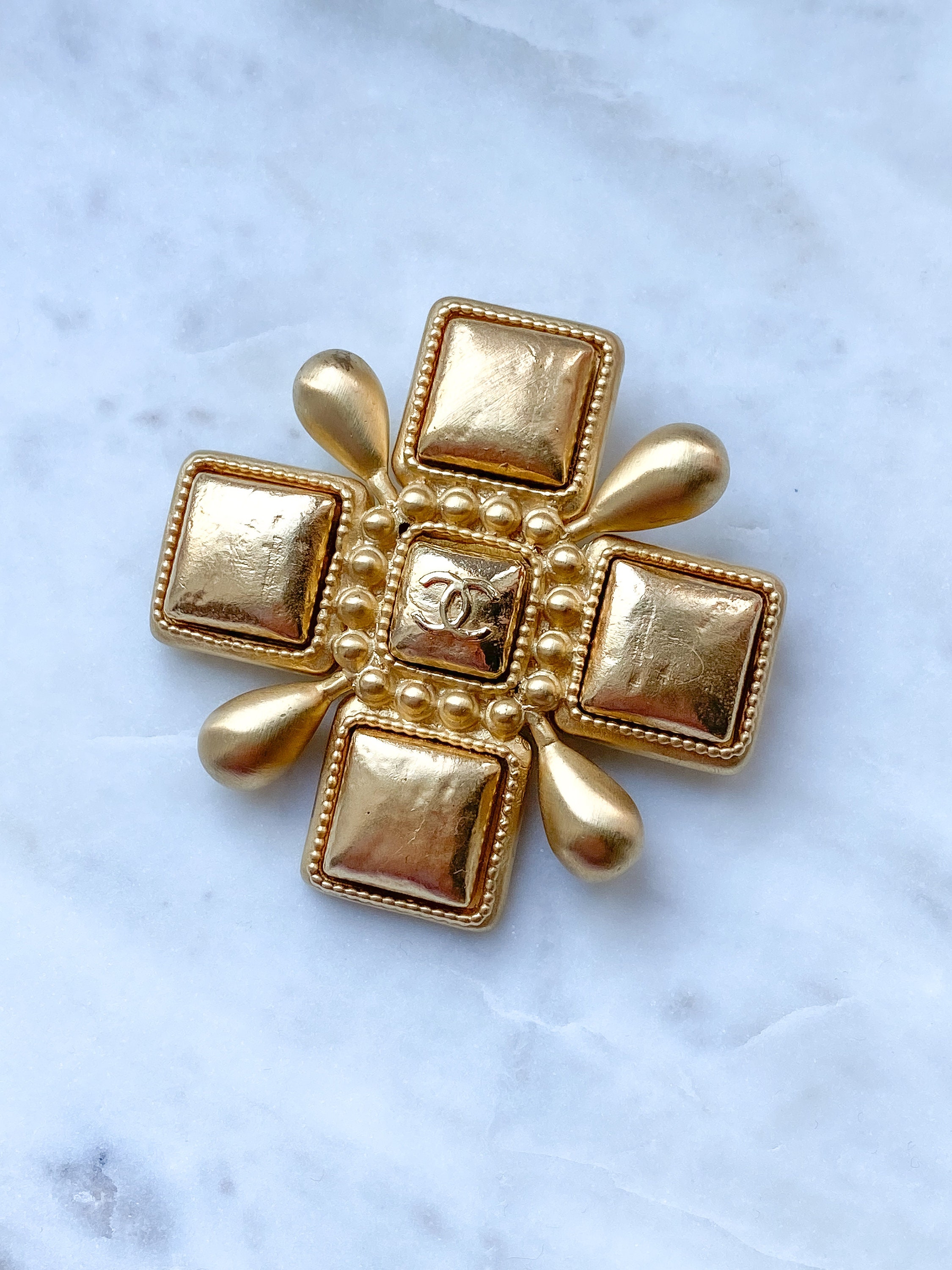 Vintage Brooch CHANEL CC Logo Monogram Quilted Brooch Pin Jewelry Gold 80's  -  Sweden