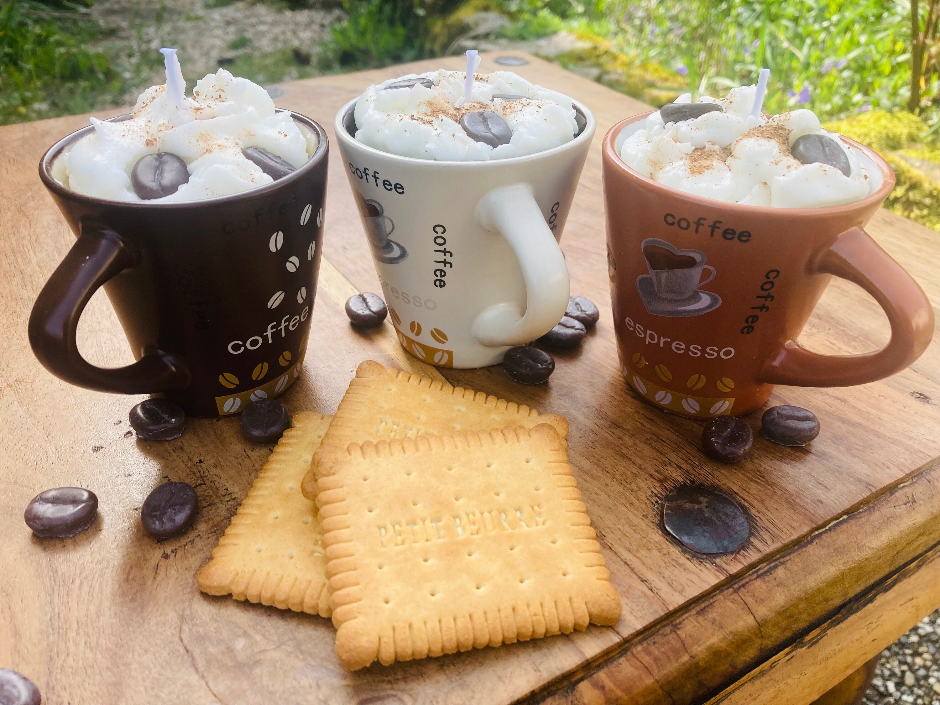 Café avec Bougie à La Crème Fouettée