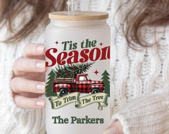 Vaso navideño de vidrio esmerilado de 16 oz: camión rojo antiguo personalizado, "Es la época de decorar el árbol" / Regalo navideño con tapa y pajita opcionales