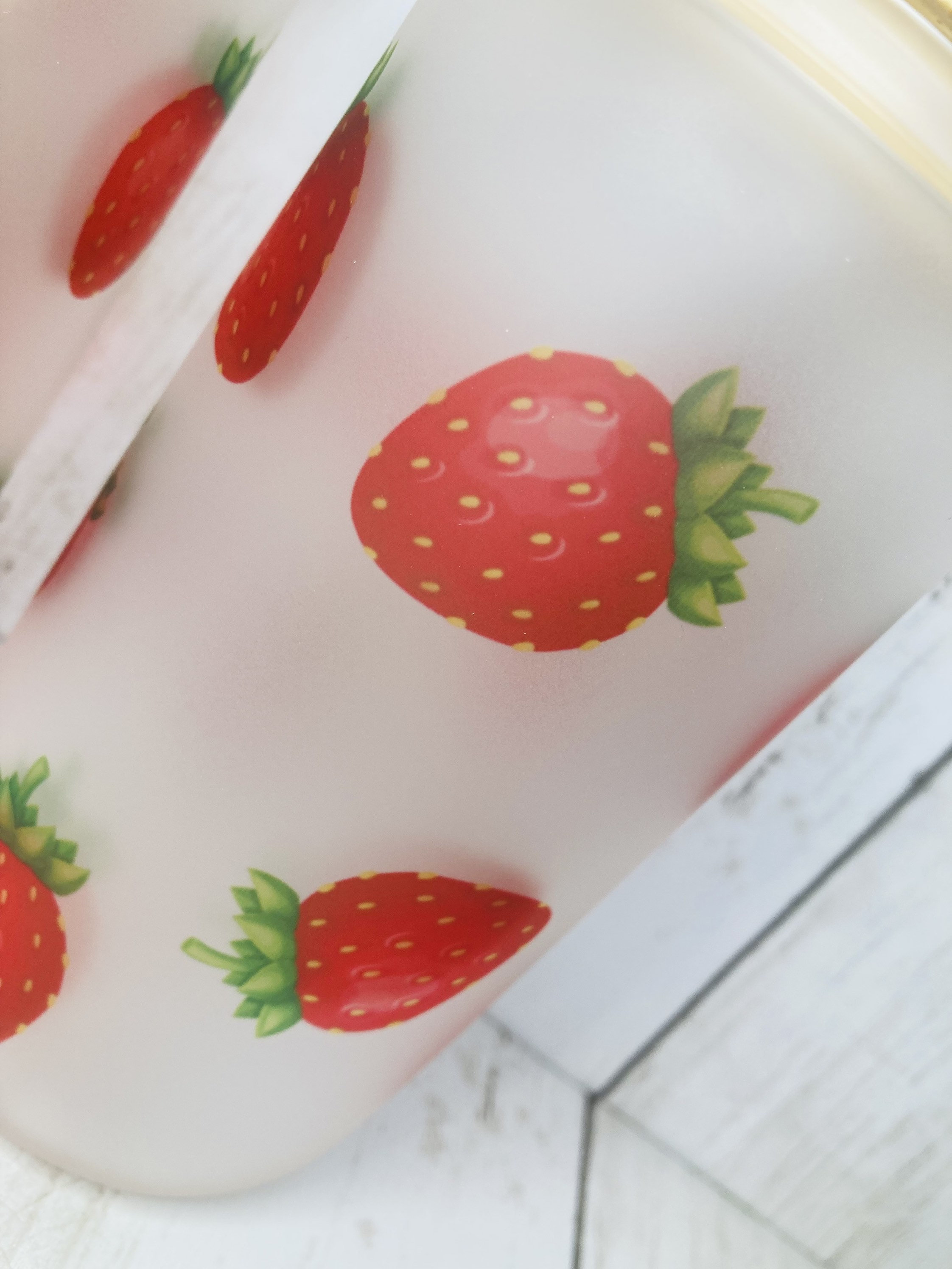 Iced Coffee Cup Can Glass with Lid and Straw 16 oz, Strawberries 🍓