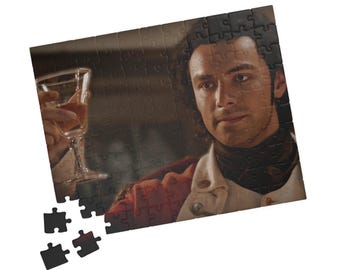Könnte beinhalten: Ein Puzzlespiel mit einem Mann in einem roten Mantel, der ein Glas bernsteinfarbener Flüssigkeit hält. Der Mann hat dunkles Haar und blickt den Betrachter an. Einige Puzzleteile sind getrennt.
