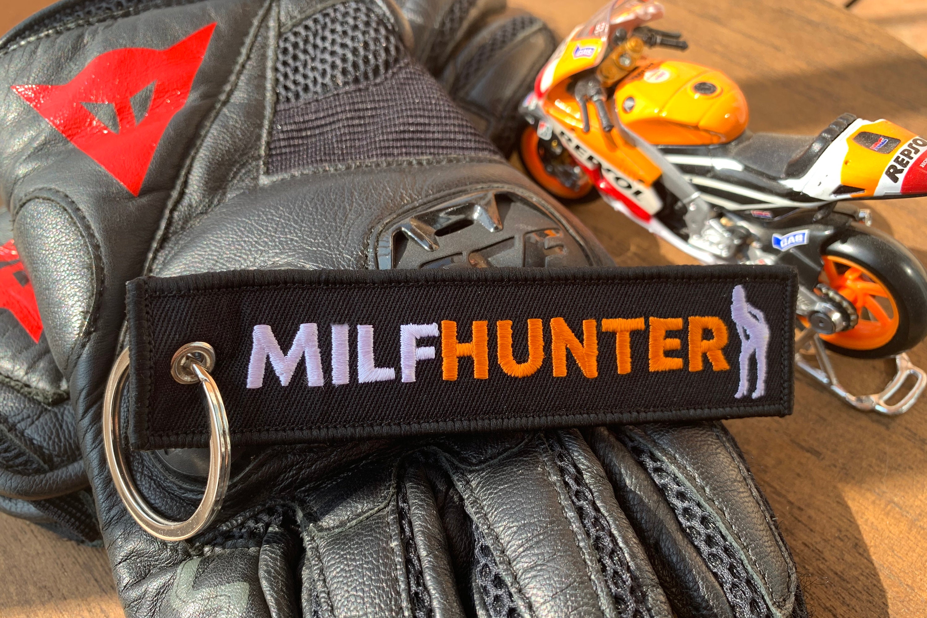 "INSERT BEFORE FLIGHT" Schlüsselanhänger - Bestickter Keyfob Für Motorrad & Auto | Kratzfester Textil-Anhänger