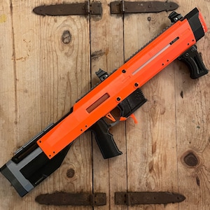 NERF Javelin EXPLT - Ein präziser Half Dart Schaumstoff-Blaster für High-Fps-Spiel.