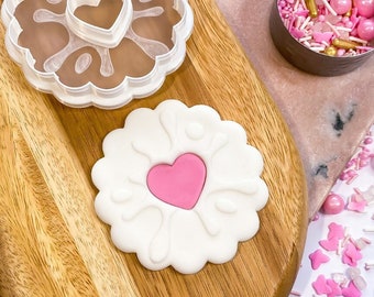 Jamie Dodger Embosser & Cookie Cutter Set - Valentines Inverse Pop-up Debosser Stamp Avec Assortiment Cookie Cutter Shape