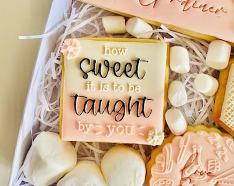 Sello de relieve para profesor: Qué dulce es que me enseñes. Sello de relieve de fondant invertido. Adornos para cupcakes y galletas de fin de curso.