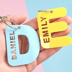 Llavero con nombre personalizado / Etiqueta para bolso infantil personalizada "Vuelta al cole" / Idea de regalo para niños / Llavero con letra grande