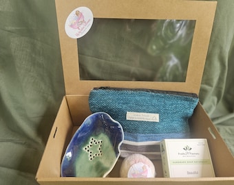 Caja de regalo de spa hecha a mano: jabón de lavanda, plato de cerámica y neceser reciclado