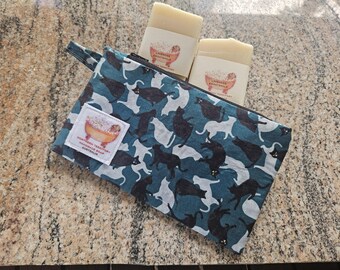 Jabón artesanal de leche de cabra con lavanda y estuche con cremallera estampado